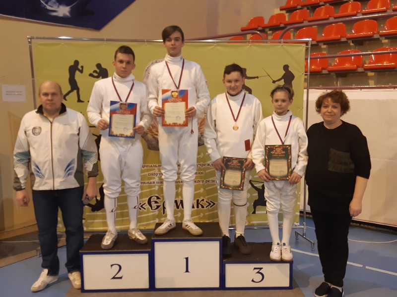 На фото победители и призеры Открытого Первенства города Сургута по фехтованию и тренеры отделения фехтования