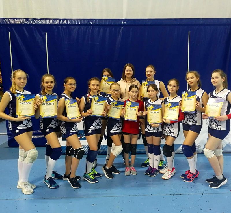 На фото команда девушек-волейболисток с тренером отделения волейбола Котовой Анастасией Владимировной