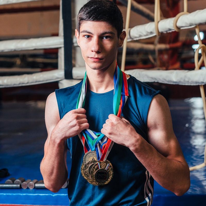 На фото спортсмен отделения бокса Гаджиев Арсен